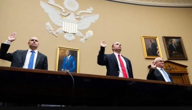 (จากซ้ายไปขวา) ไรอัน เกรฟส์ ผู้อำนวยการบริหารองค์กร ASA, เดวิด กรัช อดีตเจ้าหน้าที่ข่าวกรองกระทรวงกลาโหม, เดวิด ฟราเวอร์ อดีตนักบินของกองทัพเรือ 