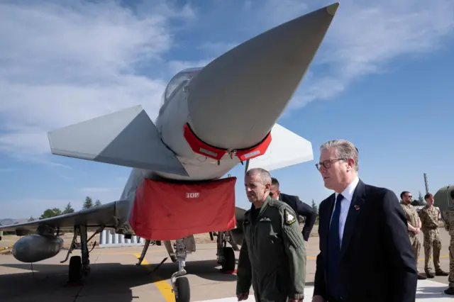 İngiltere Başbakanı Starmer, Eurofighter uçağının önünde yürüyor