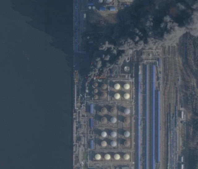 На знімках від 26 березня видно, як щонайменше два резервуари та прилегла інфраструктура охоплені пожежею