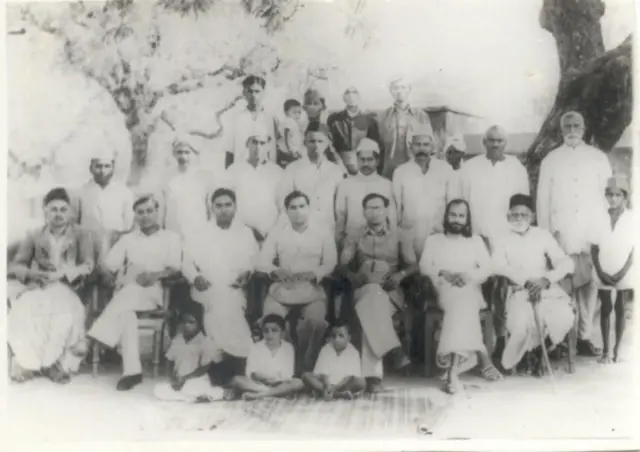 ஒவ்வொரு கிராமத்திலிருந்தும் மூன்று பேர் வீதம் 21 உறுப்பினர்களைக் கொண்ட ஒரு மத்தியக் குழு அமைக்கப்பட்டது