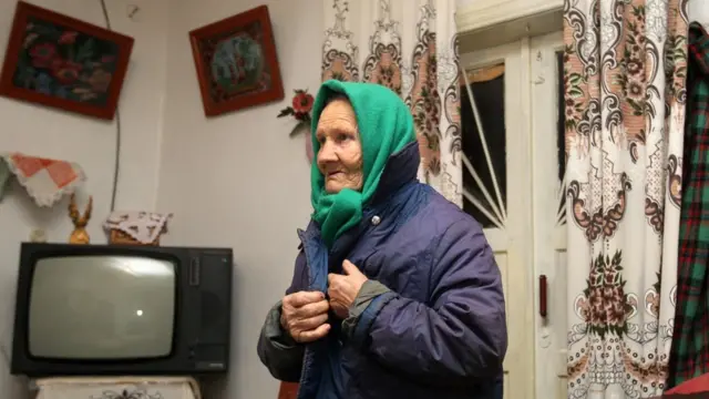 Бабуся з телевізором