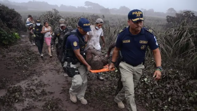 Rescate tras las erupción del Volcán de Fuego.