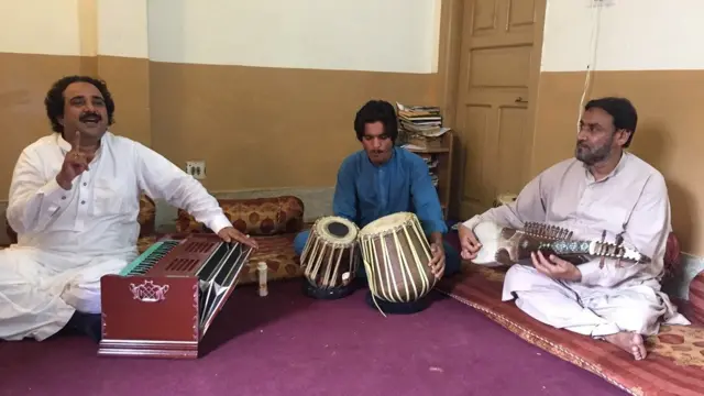 ہشمت سحر نے حالیہ انتخابات میں سات سے زیادہ انتخابی گیت ریکارڈ کروائے ہیں۔