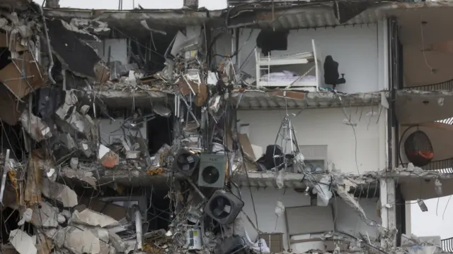 Restos del edificio colapsado