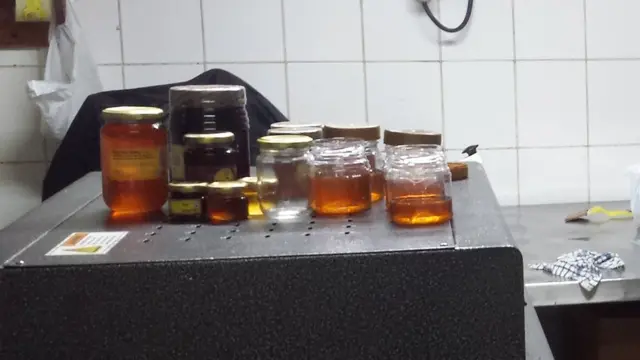 Cam kavanozlara konmuş bal