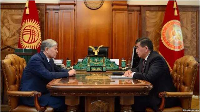 Жээнбеков Кыргызстандын саясий чөйрөсүндө президент Атамбаевдин досу жана эң ишенимдүү кишилеринин бири катары айтылып жүрөт.