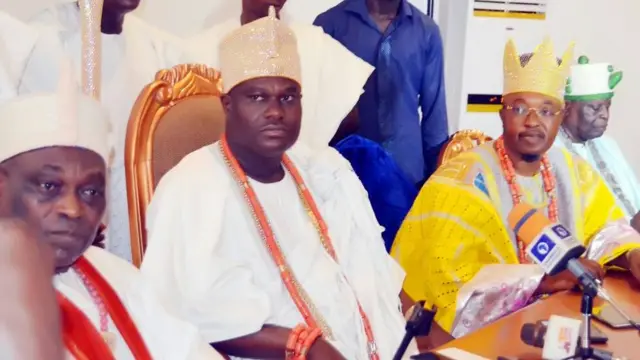 Àwọn lọ́balọ́ba pẹ̀lú Ọọ̀ni ilé ifẹ̀