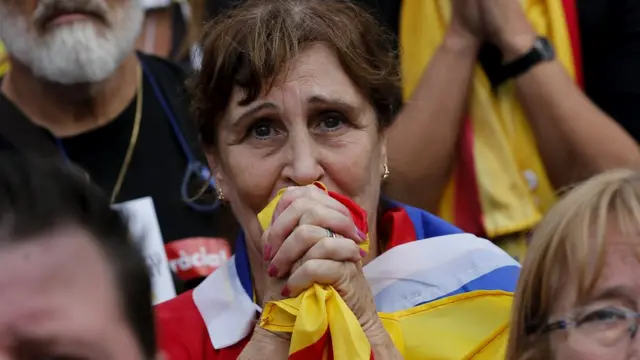 कैटेलन झंडे के साथ एक महिला प्रदर्शनकारी