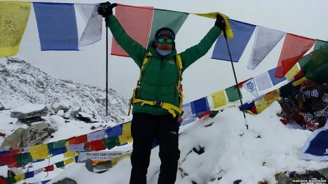 बेस कँपवर घेतलेलं छायाचित्र