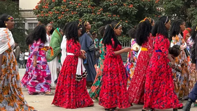 ቆልዑ ኣሸንዳ ኣብ ጎደናታትን ህዝባዊ ቦታትን 'ኣሸንዳ ዕምባቦ' እናበላ ክደርፋን ክዘላን ይውዕላ። ደቂ ተባዕትዮ ኣብ ቅድሚአን እንተረኺበን ድማ 'ሓዛለይ ሓዛለይ' እናበላ የላህየኦም።