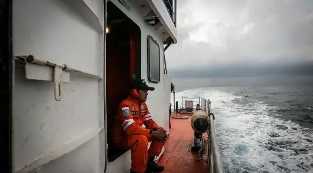 समुद्र में लापता विमान के मलबे की खोज