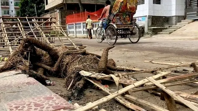 पंडाल में तोड़फोड़ के बाद का मंज़र