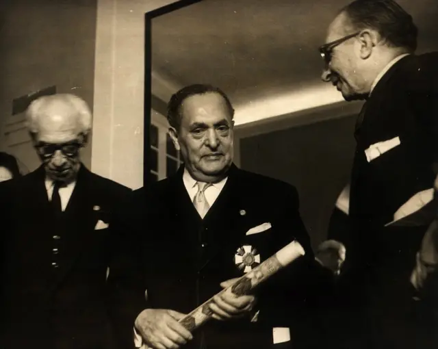 Gilberto Bosques recibe una condecoración por su labor.