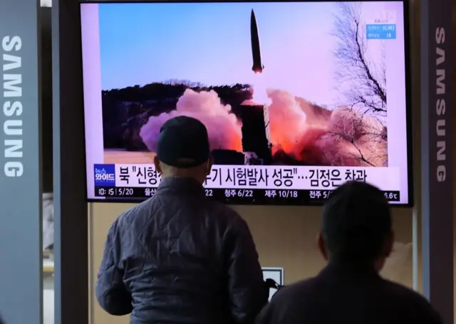 17일 오전 서울역 대합실에서 시민들이 북한의 신형전술유도무기 시험발사 관련 뉴스를 시청하고 있다. 한미연합훈련 본훈련에 해당하는 전반기 한미연합지휘소훈련(CCPT)을 하루 앞두고 감행된 북한의 이번 미사일 발사는 지난달 24일 '화성-17형'이라고 주장하는 대륙간탄도미사일(ICBM) 발사 이후 올해 들어 13번째 무력 시위다.