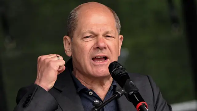 Thủ tướng Olaf Scholz đang phải đối mặt với những lời chỉ trích vì sự lưỡng lự trong việc gửi vũ khí hạng nặng để Ukraine chống lại Nga