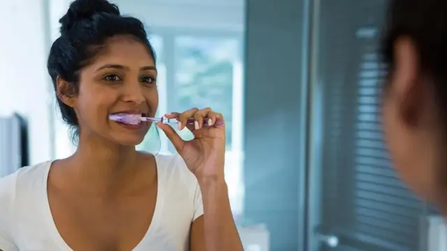 Certaines des méthodes les plus éprouvées pour éliminer le biofilm de microbes de vos dents sont rarement pratiquées