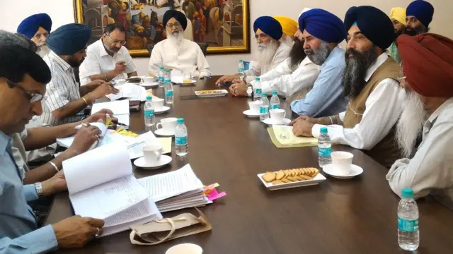 पंजाब के मुख्यमंत्री प्रकाश सिंह बादल के साथ बैठक करते आरपी सिंह.