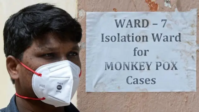 ਮੰਕੀਪੌਕਸ ਨਾਲ ਪੀੜ੍ਹਤ ਵਿਅਕਤੀ ਨੂੰ ਬੁਖਾਰ ਚੜ੍ਹਦਾ ਹੈ ਅਤੇ ਸਰੀਰ ਉੱਤੇ ਛਾਲੇ ਪੈ ਜਾਂਦੇ ਹਨ।