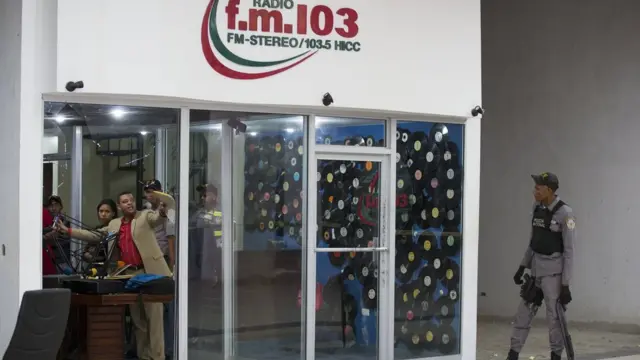 Cabina de radio con los vidrios rotos después de los balazos.