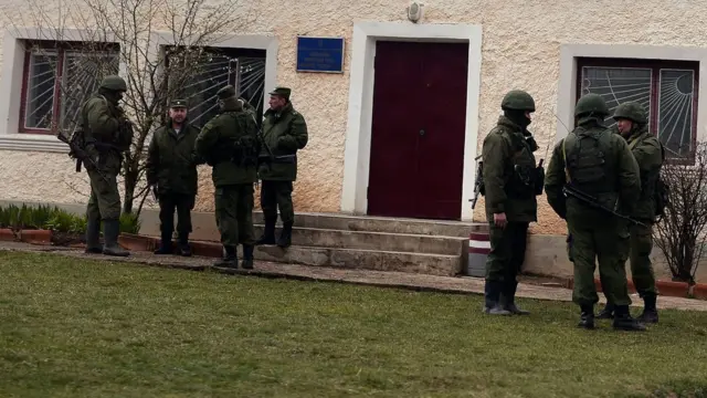 Российские военные в Крыму разговаривают с украинскими солдатами