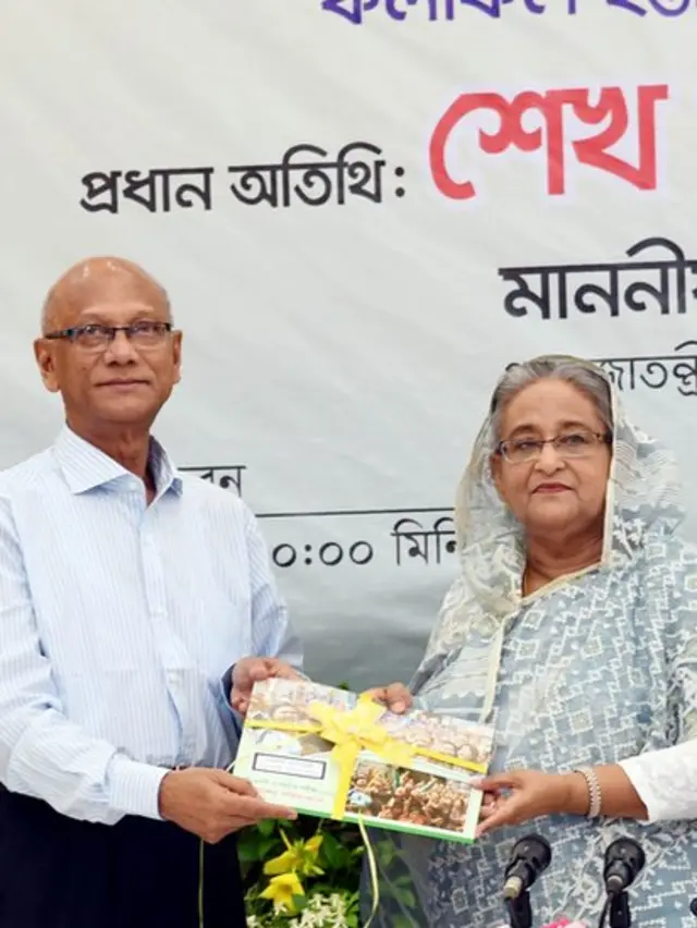 প্রধানমন্ত্রীর কাছে পরীক্ষার ফলাফল হস্তান্তর করছেন শিক্ষামন্ত্রী নুরুল ইসলাম নাহিদ।