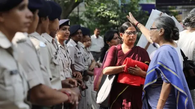 एमजे अकबर के विरोध में प्रदर्शन