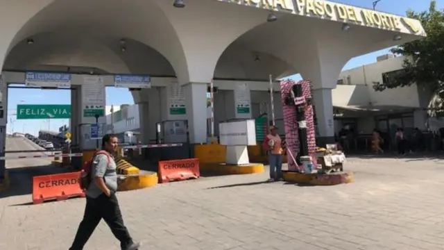 Ponte onde imigrantes esperam