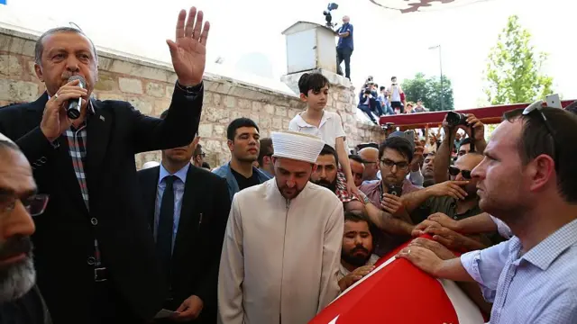 ২০১৬ সালে ব্যর্থ সামরিক অভ্যুত্থানে নিহত সহযোগীদের জানাজায় প্রেসিডেন্ট এরদোয়ান।