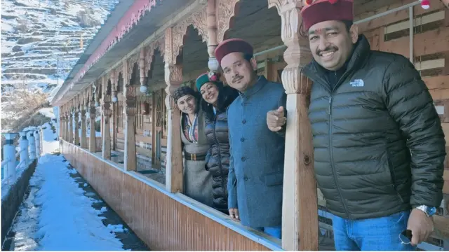 अपने रिसॉर्ट पर डीजीपी अशोक कुमार के साथ हाकम सिंह