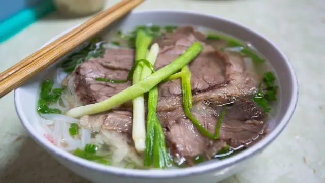 Hanojski fo sadrži slanu goveđu čorbu uz minimalnu upotrebu peršuna i začina