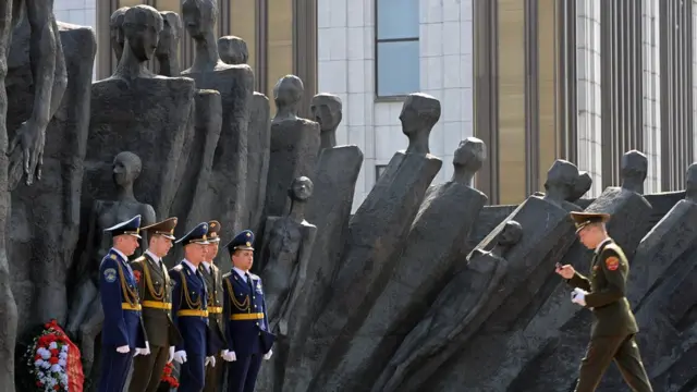 Русские военные у памятники еврейским жертвам ВМВ в Москве. 2009 года.