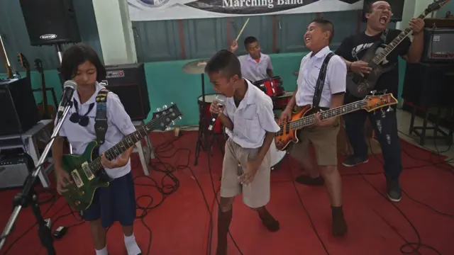 ครูขาร็อก ผู้เปิดโลกดนตรีของเด็กประถม จ.อยุธยา