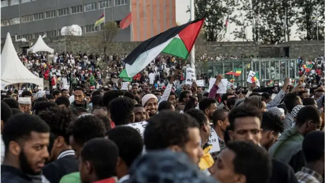 በትናንትናው ዕለት በመስቀል አደባባይ በተካሄደው ታላቁ የጎዳና ኢፍጣር ስነስርዓት ላይ ለመካፈል ከመጡት መካከል የፍልስጤም ባንዲራ ይዘው የታዩ ይገኙበታል።