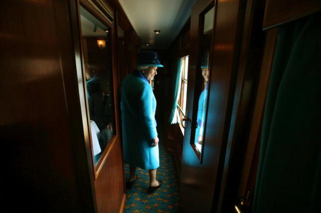 A rainha num trem da Scottish Borders Railway.