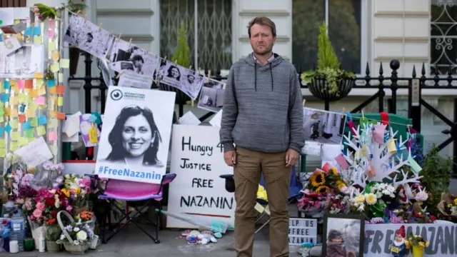 همسر نازنین زاغری مقابل سفارت ایران در لندن