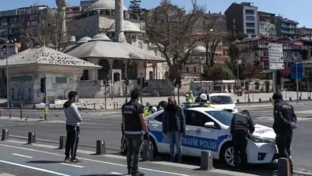 • پلیس به افرادی که محدودیت‌های رفت‌و‌آمد در دوران قرنطینه را زیر گذاشته‌اند، برگه جریمه داده است