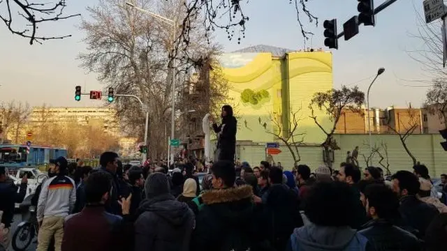 اعظم جنگروی در خیابان انقلاب بهمن ۱۳۹۶