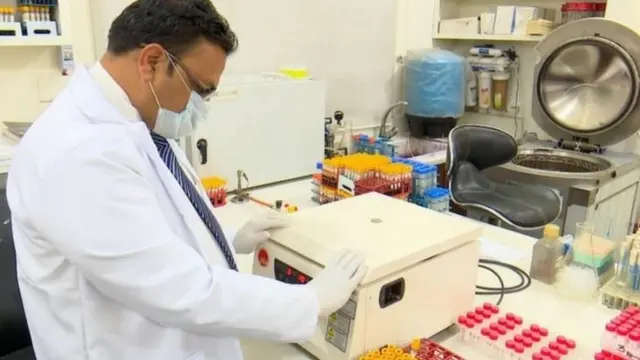 पाकिस्तान अभी तक वैक्सीन की ख़रीददारी का समझौता क्यों नहीं कर पाया?