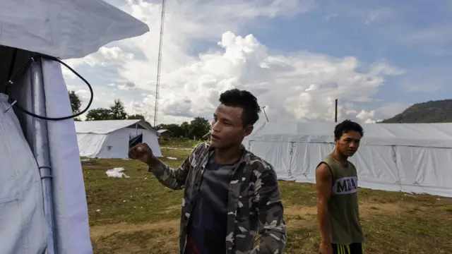 ชาวบ้านบ้านหินลาด มาช่วยออกแรงกางเต็นท์ที่ได้รับบริจาก