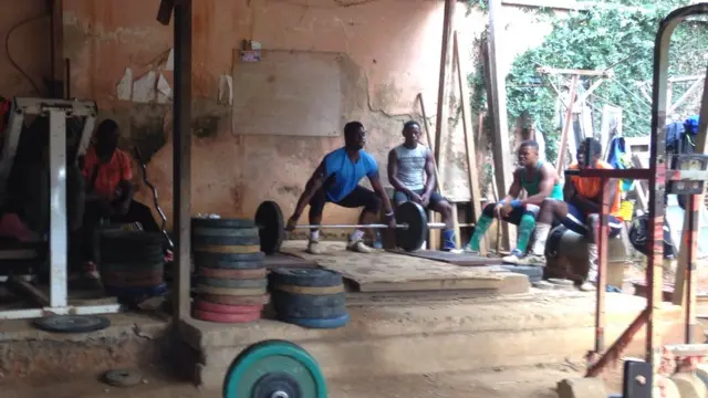 Cet espace est en fait la cour d'un particulier, transformée en salle de musculation avec une dizaine de machines, des barres de fer et des alters.