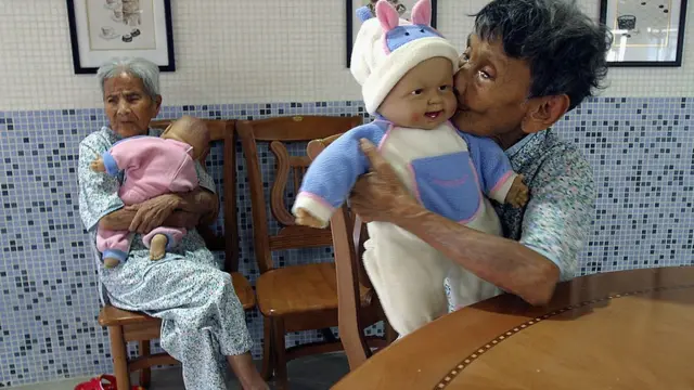 அல்சைமர் நோயால் பாதிக்கப்பட்ட முதியோர்