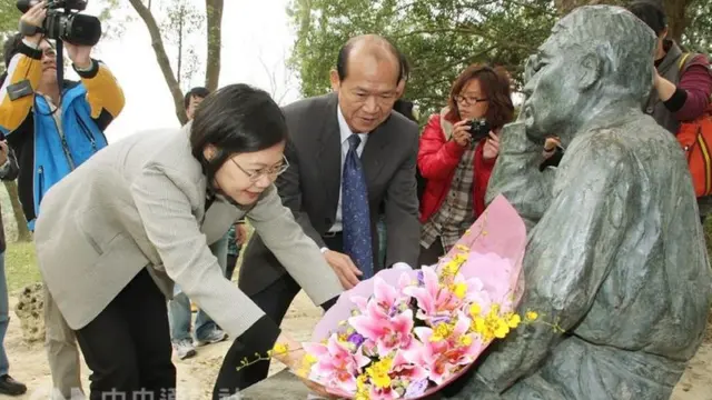 台湾总统蔡英文过去曾前往向八田与一铜像献花致意