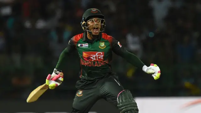 ক্রিকেট, ফুটবল, ক্রীড়াবিদ