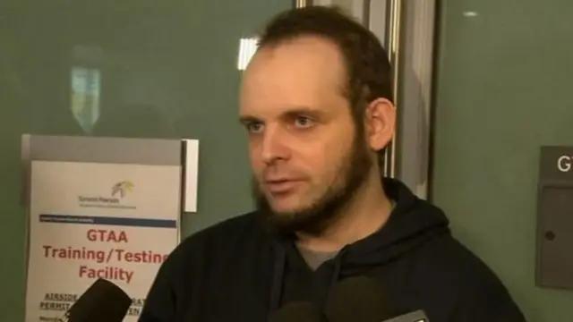 ජොෂුවා බෝයිල් සිය බිරිඳ සමඟ කැනඩාවට පැමිණි මොහොතේ