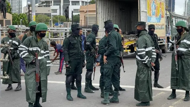 ராணுவத்தினர்.