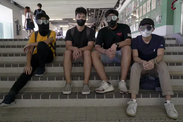 Charlie W. (camiseta amarela) e amigos antesgestão de banca apostasmanifestaçãogestão de banca apostasHong Kong