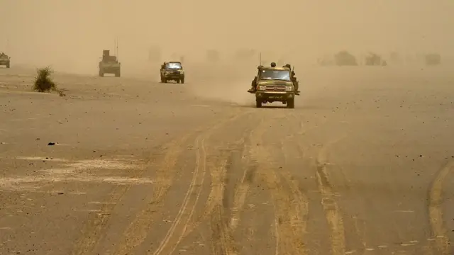Véhicules transportant des soldats français et maliens dans la région de Tombouctou, au nord du Mali - 2015