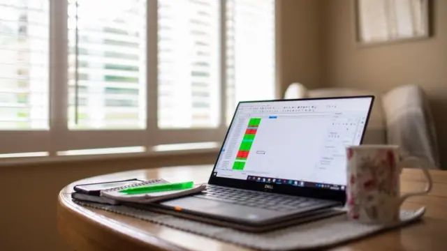 Laptop com uma planilha Excel abertasaque mínimo bet365casa