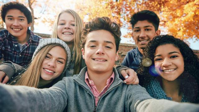 Adolescentes posando para un selfie