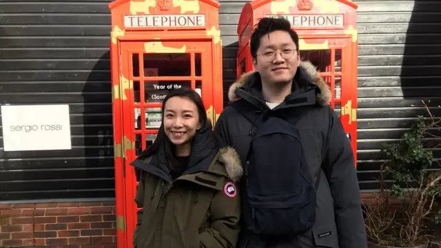 周默和岳梁前来选购给家人的礼物。